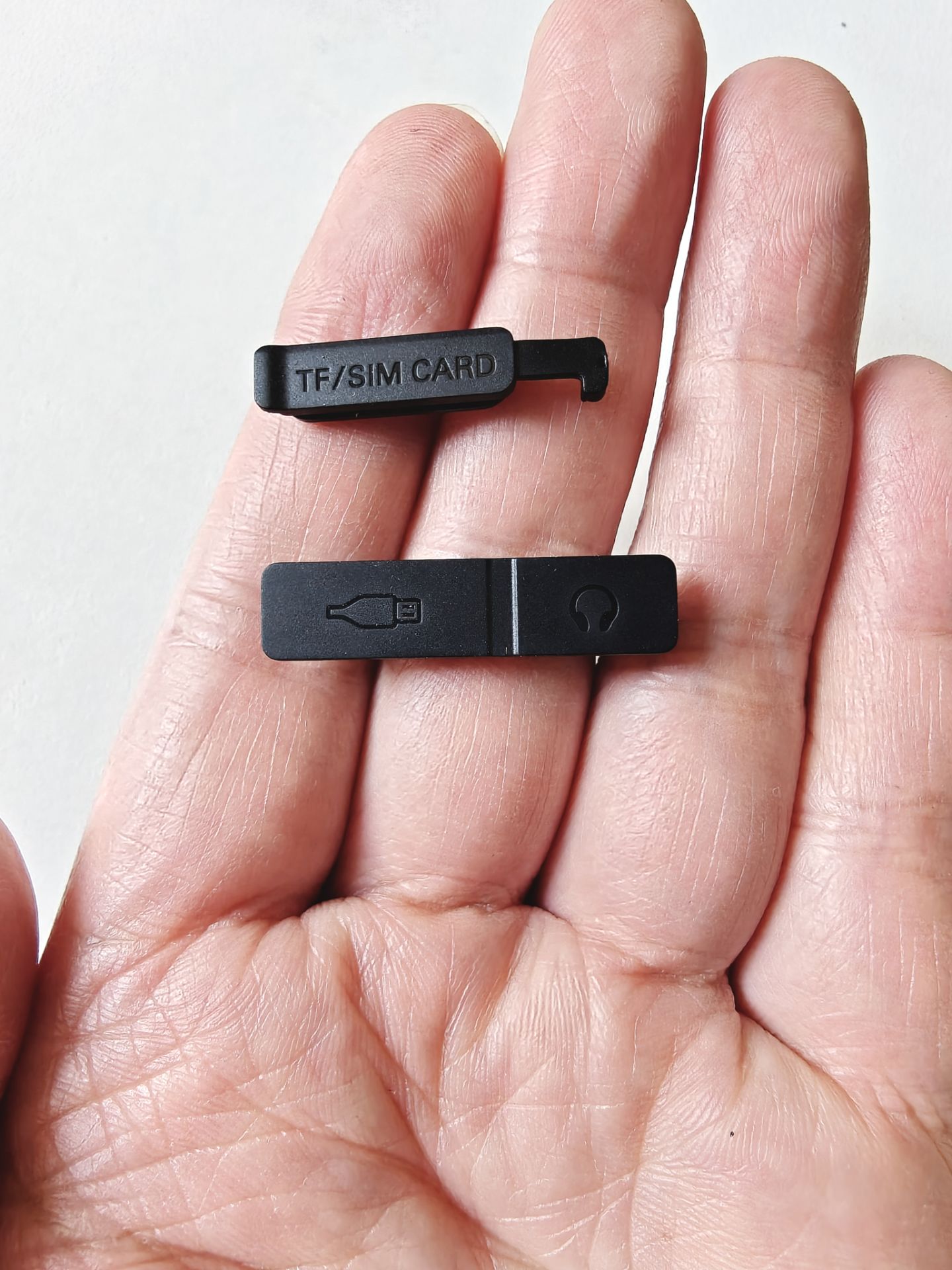 سدادة غبار مطاطية بمنفذ USB له - مراجعة Phone Accessories Shop وسعره